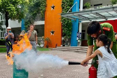 Từ phụ huynh đến các em nhỏ phường Kim Liên tham gia rèn kỹ năng xử trí khi có cháy