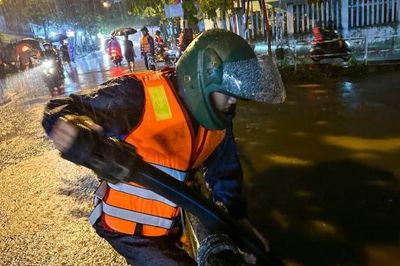 Ngập sâu do mưa lớn, lực lượng chức năng khẩn cấp di dời dân trong đêm ở Đà Nẵng