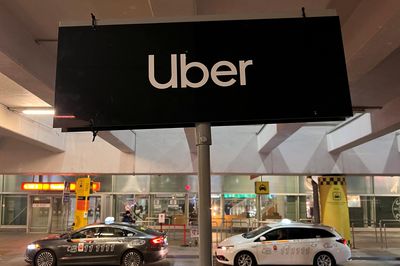 Uber cắt 3.300 nhân sự, khách có thể được đi xe rẻ hơn?