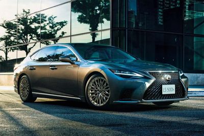 Bị khai tử tại nhiều nơi, Lexus LS vẫn được nâng cấp tại Nhật Bản