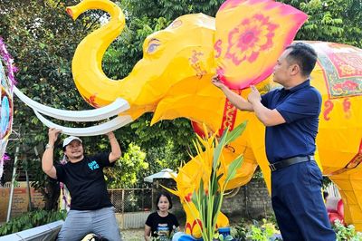 Thổi hồn lịch sử xứ Đoài vào mô hình đèn Trung thu voi chiến