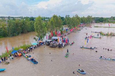Khoảng 10.000 người trải nghiệm mùa nước nổi ở vùng biên giới Hồng Ngự