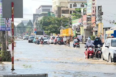Triều cường vượt báo động III, gây ngập nhiều tuyến đường ở Cần Thơ