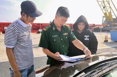 Bộ đội Biên phòng TP.HCM tiếp nhận ngư dân gặp nạn trên biển