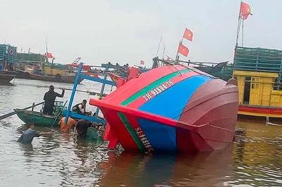 Thanh Hóa: Kịp thời trục vớt một tàu cá bị chìm ở Lạch Ghép