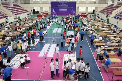 Hàng trăm bạn trẻ miền trung và miền nam say mê tranh tài chế tạo, vận hành robot