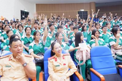 Sôi nổi buổi tuyên truyền điểm về an toàn giao thông cho hơn 1.000 học sinh Trường THPT Phan Châu Trinh