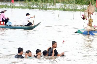 Đồng Tháp Mười nhộn nhịp mùa nước nổi, du khách thích thú tắm đồng