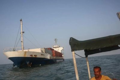 Tàu thương mại của Iran trúng vật thể không xác định ở eo biển Hormuz