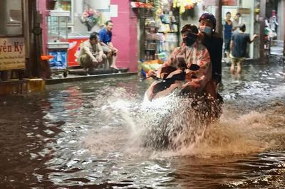 Mưa lớn kết hợp triều cường, nhiều tuyến đường ở Thủ Dầu Một ngập sâu