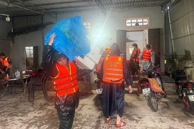 Trắng đêm di dời người dân chạy lũ ở Quảng Trị