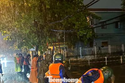 Đà Nẵng: Ngập sâu do mưa lớn, lực lượng chức năng khẩn cấp di dời dân trong đêm