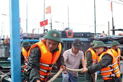 Bộ đội Biên phòng Huế căng mình ứng phó mưa lớn, sạt lở