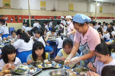 Thủ tướng: Không chọn đơn vị cung cấp bữa ăn bán trú chỉ vì giá thấp