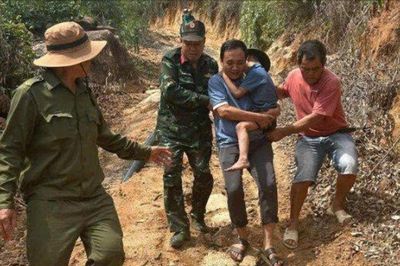 Xuyên đêm tìm kiếm bé trai đi lạc trên núi