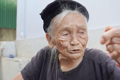 Cụ bà 98 tuổi kể đêm cả làng tháo 130 ngôi nhà, mở đường cho xe ra trận