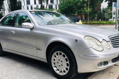 Mercedes Benz E240 từng có giá 1,8 tỷ đồng, sau 22 năm chỉ còn 200 triệu