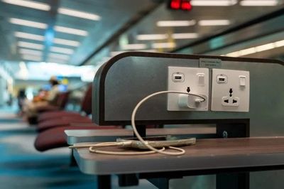 Lý do không nên dùng trạm sạc USB công cộng