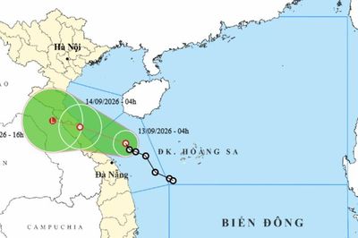 Áp thấp nhiệt đới áp sát đất liền, mưa lớn dồn dập từ Trung Bộ ra miền Bắc