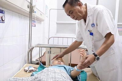Bé gái 9 tuổi chấn thương sọ não sau cú ngã xe đạp