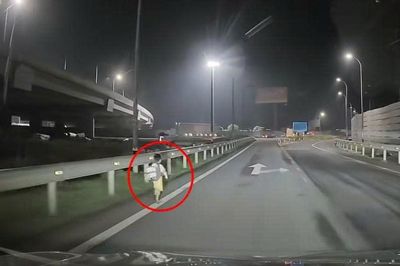 Bé trai đi lạc ở đường dẫn cao tốc lúc nửa đêm, tài xế dừng xe làm điều ấm lòng