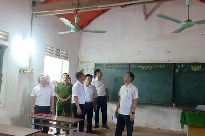 Cận cảnh phòng học căng bạt, xà gồ mối mọt khiến Giám đốc Sở GD-ĐT 'giật mình'
