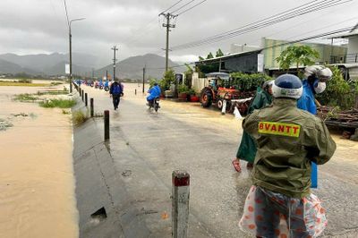 Áp thấp nhiệt đới gây mưa lớn tại miền Trung, khẩn trương ứng phó nguy cơ ngập lụt, sạt lở