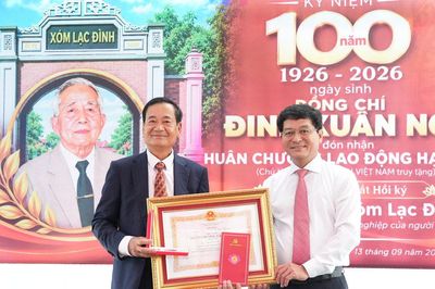 Đồng chí Phạm Trọng Hoàng trao Huân chương Lao động hạng Nhì cho gia đình ông Đinh Xuân Ngô - nguyên Phó Chánh Văn phòng Tỉnh ủy Nghệ An