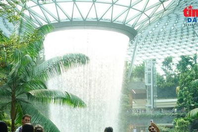 Chiêm ngưỡng thác nước nhân tạo lớn nhất thế giới giữa sân bay Singapore