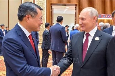 Thủ tướng Lê Minh Hưng gặp ngắn Tổng thống Liên bang Nga Vladimir Putin
