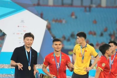 Những 'nước cờ' của HLV Kim Sang-sik tại sân chơi FIFA