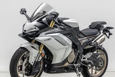 Môtô 4 xi lanh dung tích 500cc, trang bị tiên tiến, giá hơn 120 triệu đồng