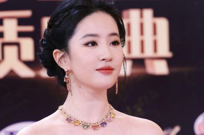 Khán giả xứ Trung bênh vực Lưu Diệc Phi khi cắt ảnh Hồ Ngọc Hà