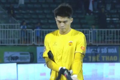 Trung Kiên bất lực nhìn HAGL thua đau trên sân nhà