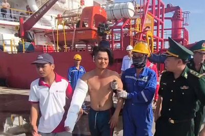 Biên phòng tiếp nhận ngư dân bị tai nạn trên biển
