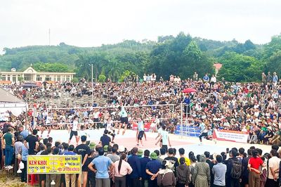 Hàng nghìn khán giả cổ vũ Giải bóng chuyền chào mừng 85 năm thành lập Chiến khu Ngọc Trạo
