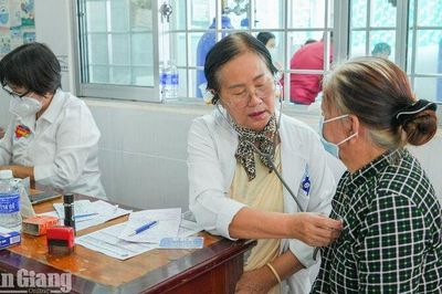 Gần 500 người dân xã Kiên Lương được khám bệnh, cấp thuốc miễn phí