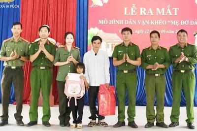 Công an xã Ia Púch ra mắt mô hình “Mẹ đỡ đầu”