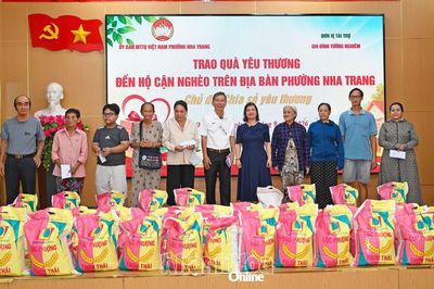 Trao 100 suất quà cho các hộ cận nghèo phường Nha Trang