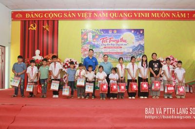 Tỉnh đoàn, Hội đồng Đội tỉnh tổ chức Tết Trung thu cho thiếu nhi xã Quý Hòa