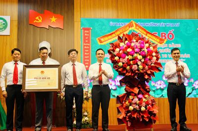 Đón Bằng công nhận Bảo vật quốc gia “Bộ tranh khắc ma nhai 18 vị La Hán, Động Liên Hoa, chùa Phong Phú"
