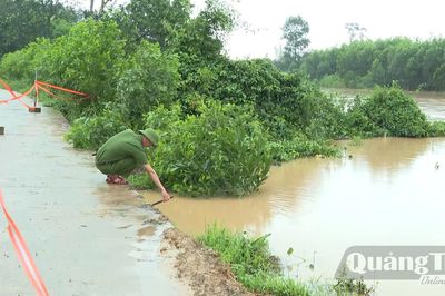 Sạt lở tuyến đường vào khu dân cư tại xã Hải Lăng