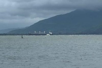 Tàu hàng chở 17 thuyền viên bị mắc cạn tại khu vực biển Bình An