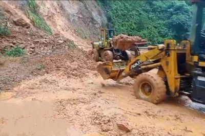 Thông xe các điểm sạt lở gây ách tắc trên đường Hồ Chí Minh qua Quảng Trị