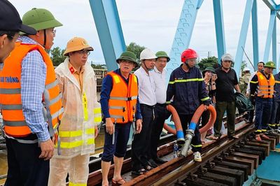 Quảng trị: Nỗ lực giải cứu 3 sà lan mắc kẹt ở cầu đường sắt và cầu đường bộ Mỹ Chánh