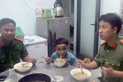 Giúp cháu bé đi lạc hơn 80km tìm lại gia đình trong mưa lũ an toàn