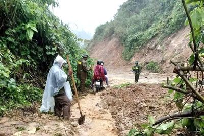 Sạt lở uy hiếp nhà dân, công trình giao thông ở miền núi A Lưới
