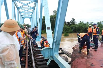 Công an Quảng Trị khẩn cấp giải cứu 3 xà lan mắc kẹt dưới cầu Mỹ Chánh