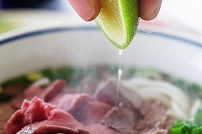 Vắt chanh khi ăn phở không chỉ giúp thơm ngon và điều vị, biết lý do này nhiều người sẽ bất ngờ