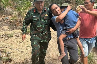 Bé trai đi lạc 20km được tìm thấy an toàn sau một đêm trên núi, xúc động chú chó luôn ở bên